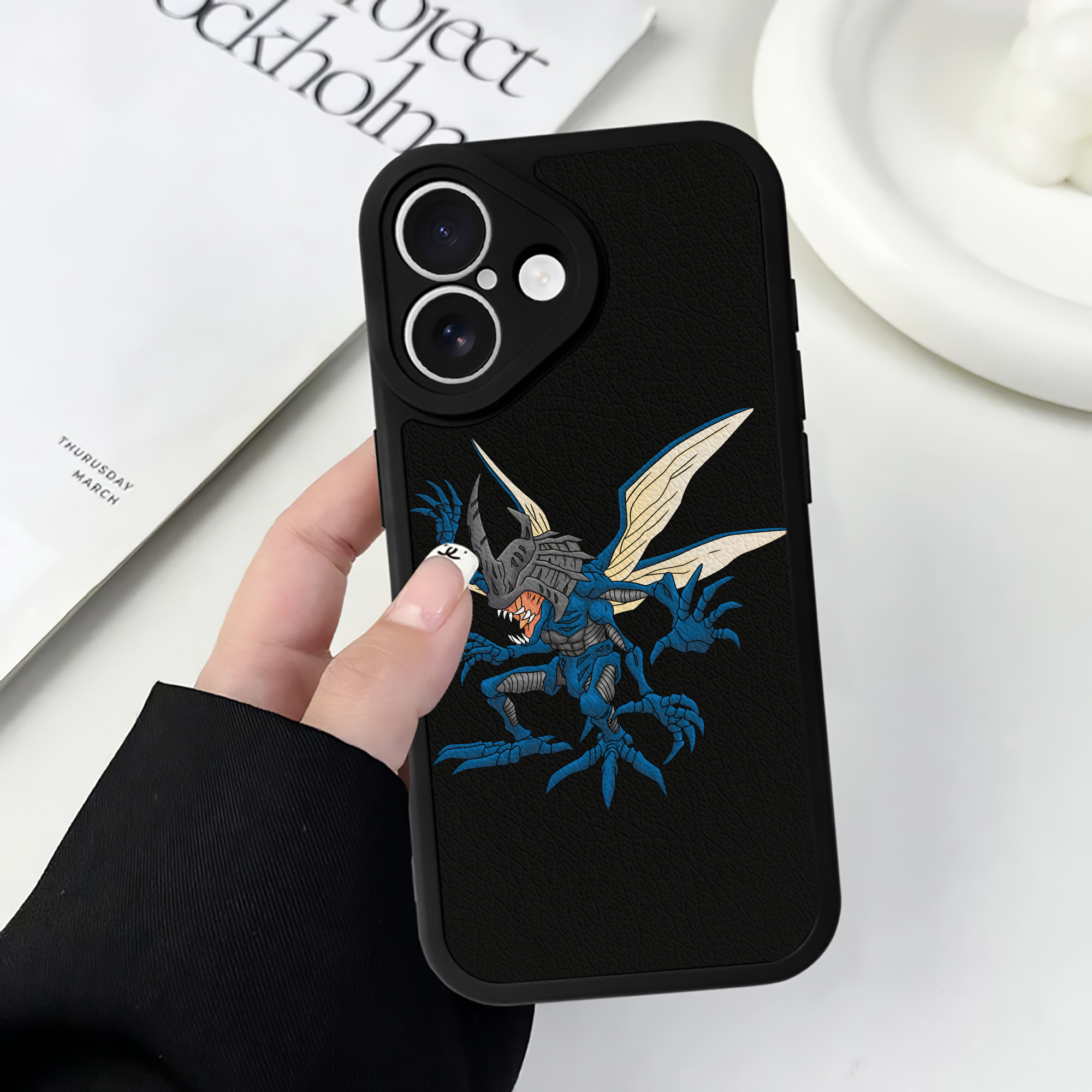 （画像用） Digimon デジタルモンスター/デジモン 【iPhone 16シリーズ対応】シリコンスマホケース（レザー調） 材質：シリコン